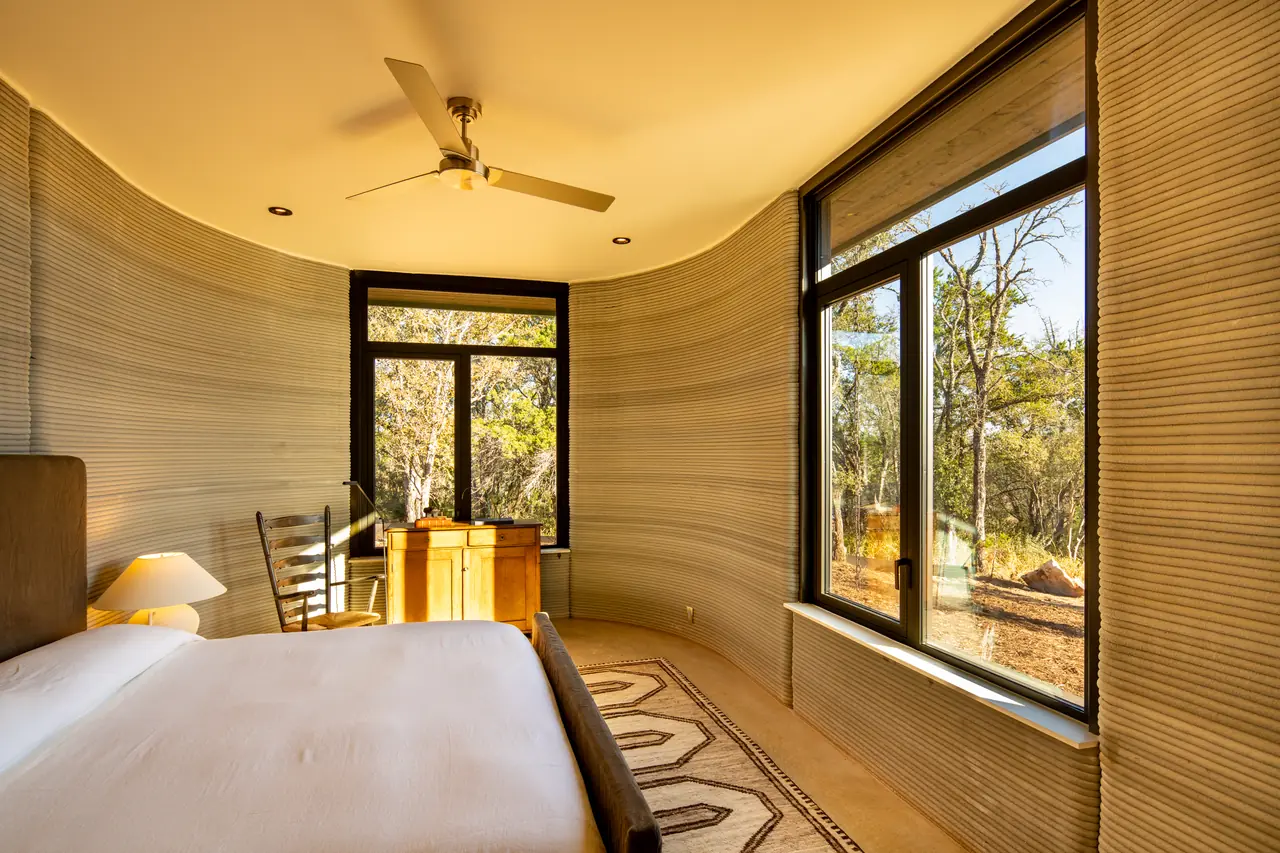 Curved bedroom in Aura